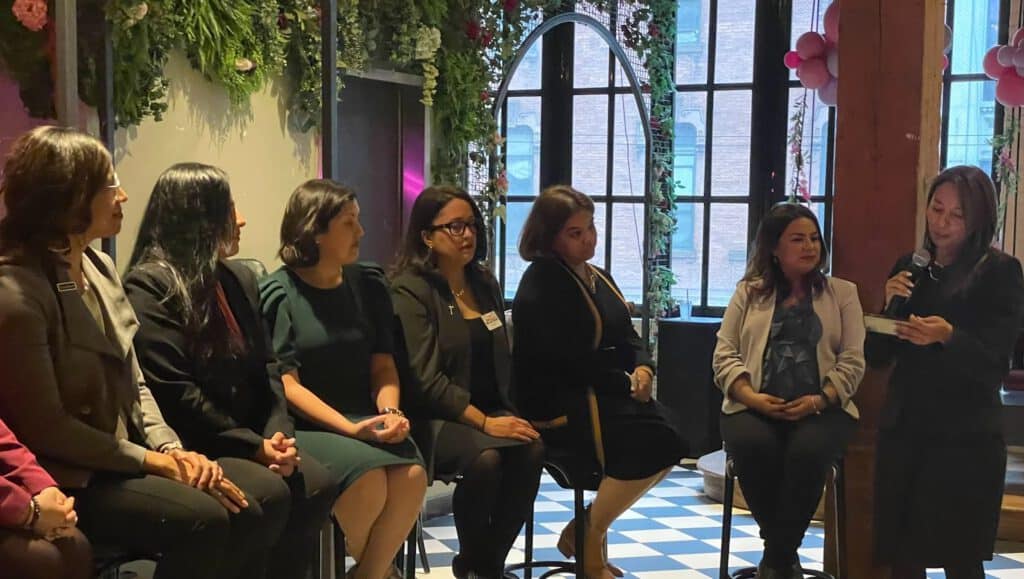 Latina leaders discuss election strategies at Illinois event.