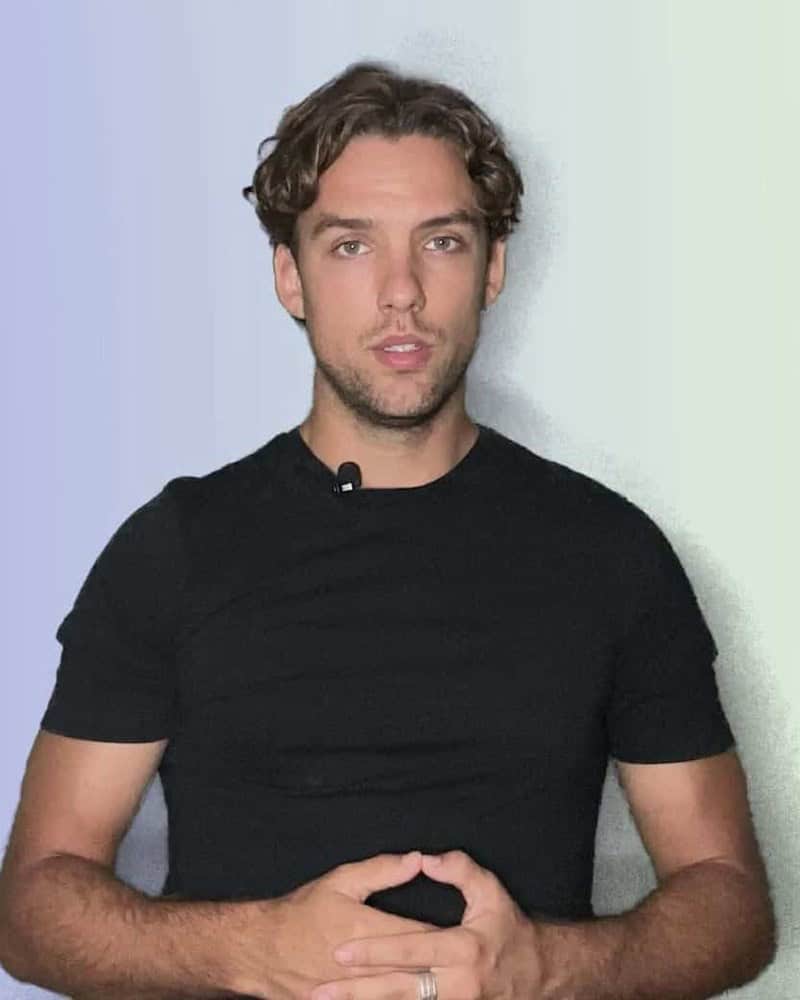 Alex Segura-Avada-800×1000 Latino News Network: young male speaker in black t-shirt with hands clasped.
