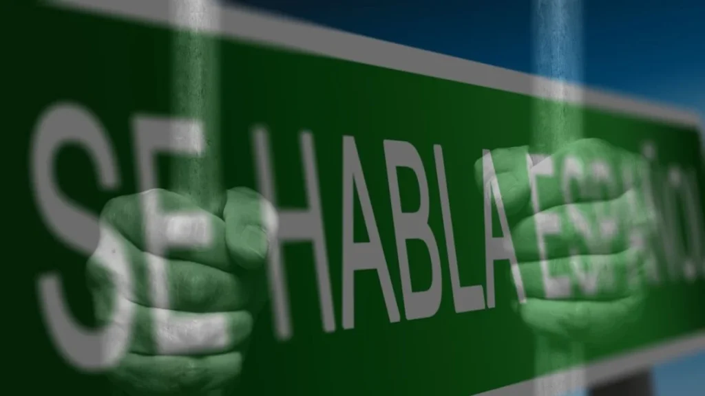 Green sign with "SE HABLE" message emphasizing language accessibility.